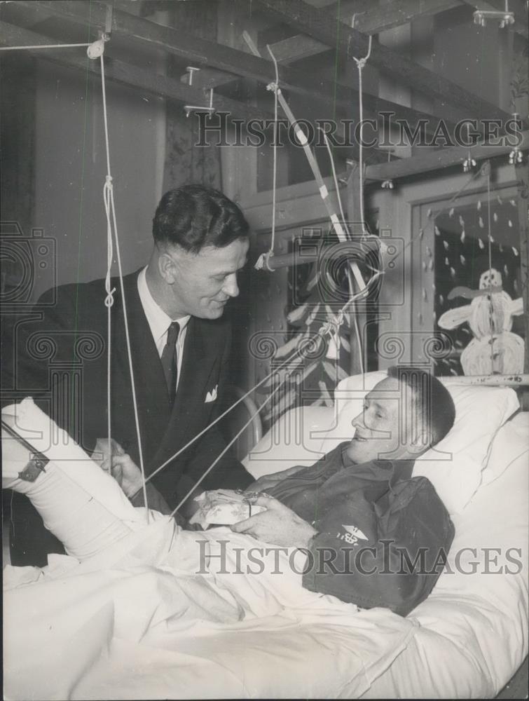 1953 Press Photo Otto Klingenberg,Russian and American GI in hospital - Historic Images