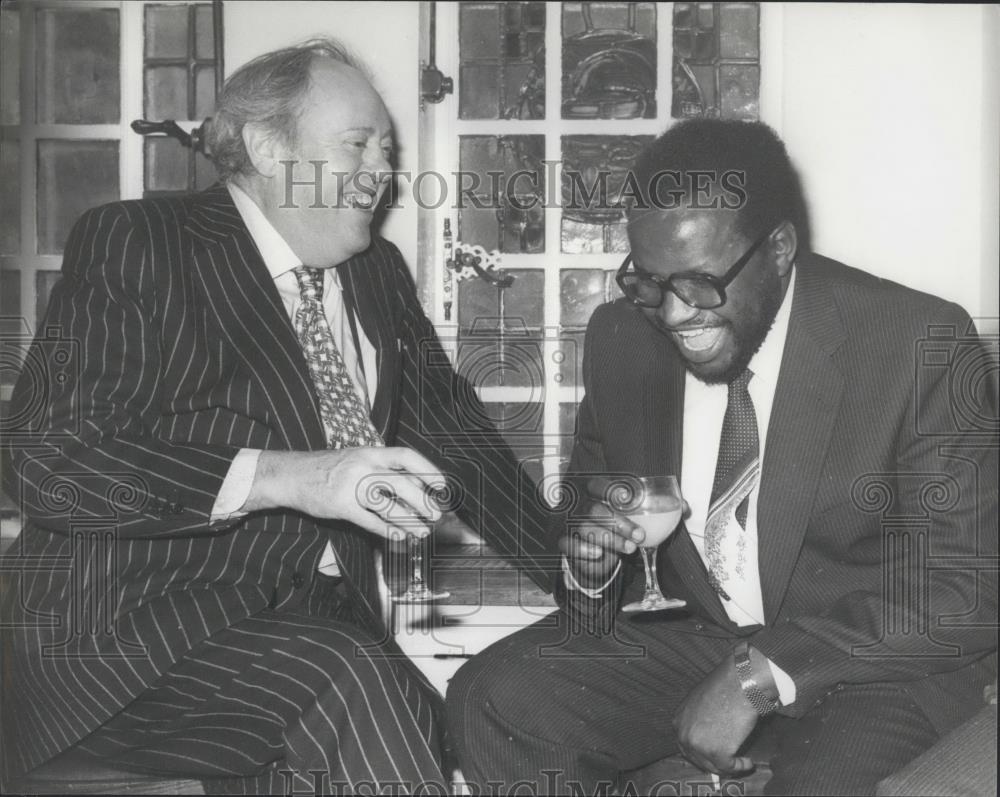 1981 Press Photo Lord Soames &amp; Witness Mangwende of Zimbabwe - Historic Images