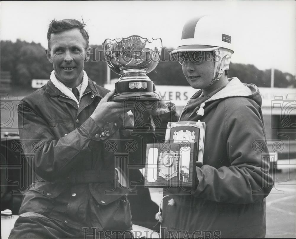 1962 Press Photo John Morris with his trophy and Miss Pat Botley - Historic Images