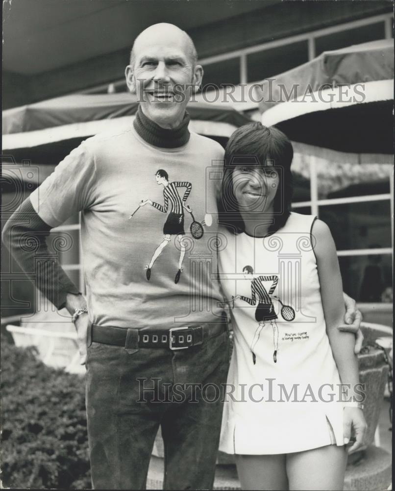 1972 Press Photo Tennis player Rosemary Cassals and designer Teddy Tinling - Historic Images