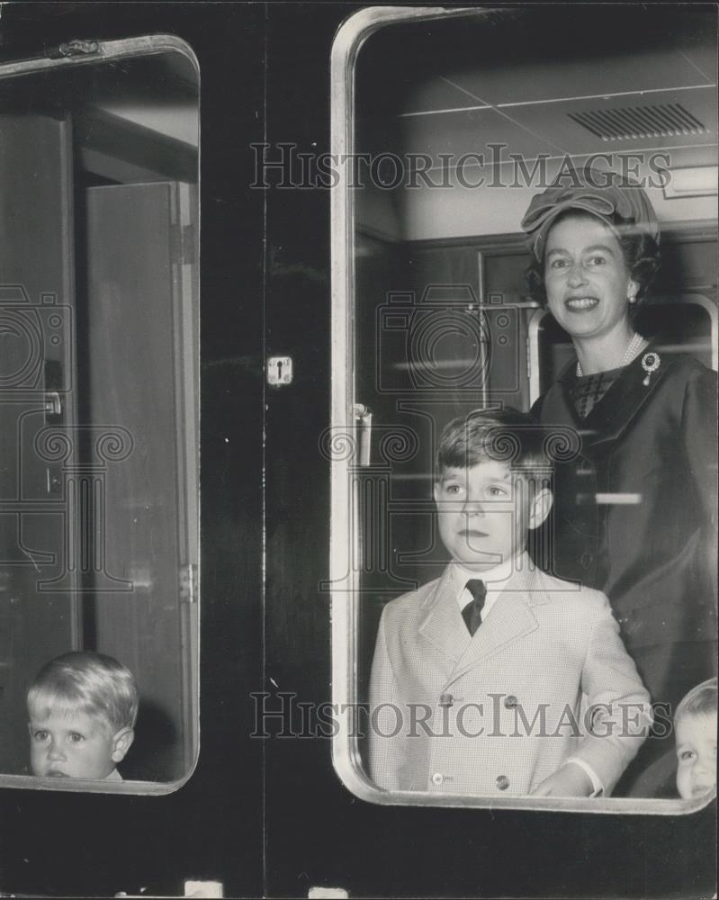 1966 Press Photo Queen &amp; Royal Children Leave For Balmoral - Historic Images