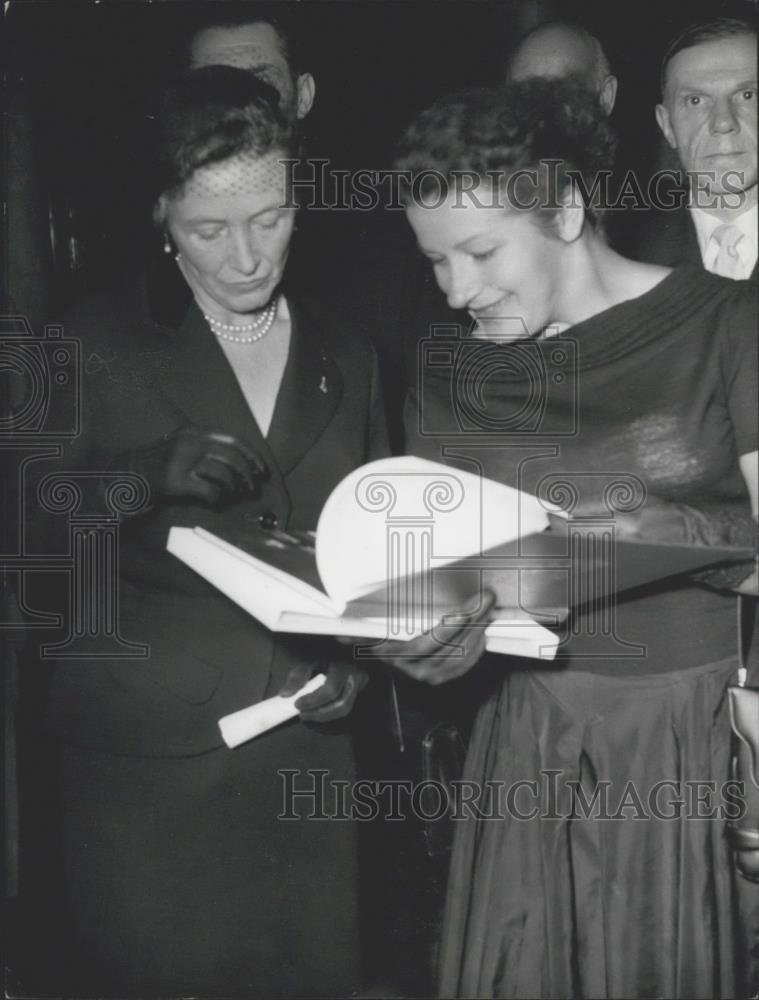 1957 Press Photo Mrs. Sieveking, Town-Mayor's Wife & Opera's Valentina Maksimova - Historic Images