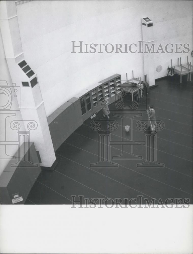 Press Photo People Cleaning Floor ??? - Historic Images