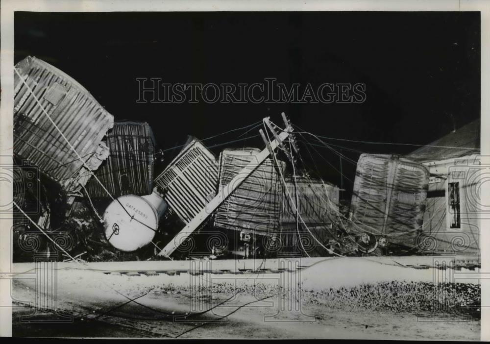 1952 Press Photo Freight cars derails after being hit by a pickup truck - Historic Images