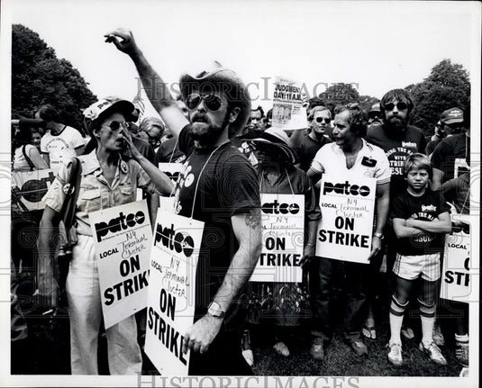 1981 Press Photo Striking Air-Controllers, Eisenhower Park, Long Island, NY - Historic Images