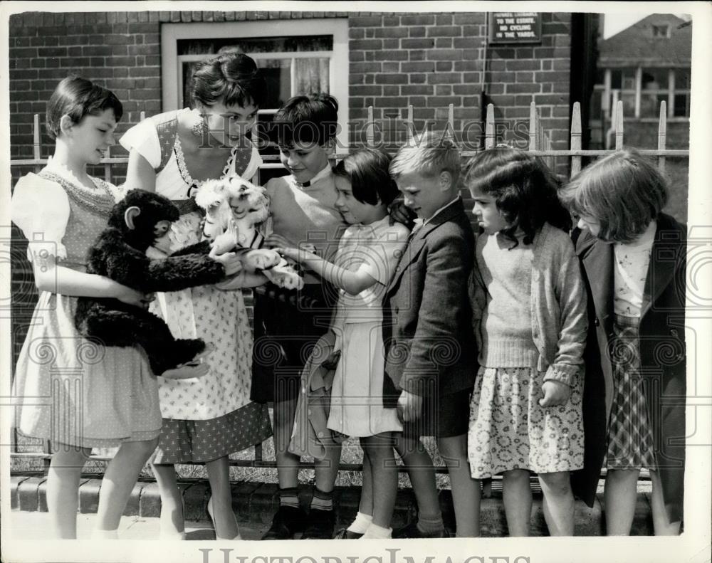 1955 Press Photo German Visitors to London - Historic Images