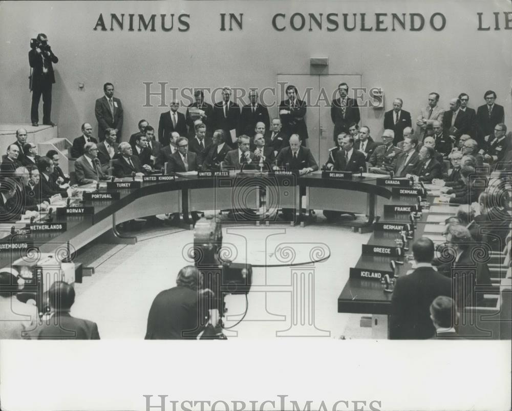 Press Photo Signing of NATO declaration - Historic Images