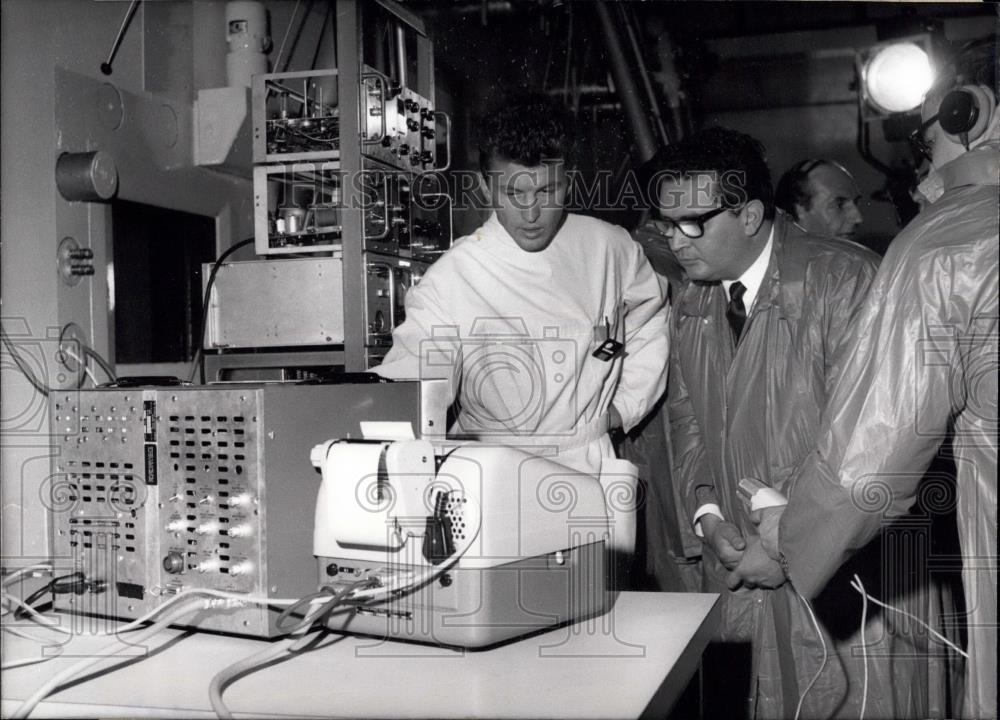 1966 Press Photo Radio Chemistry Institute Munich Director Hans-Joachim Born - Historic Images