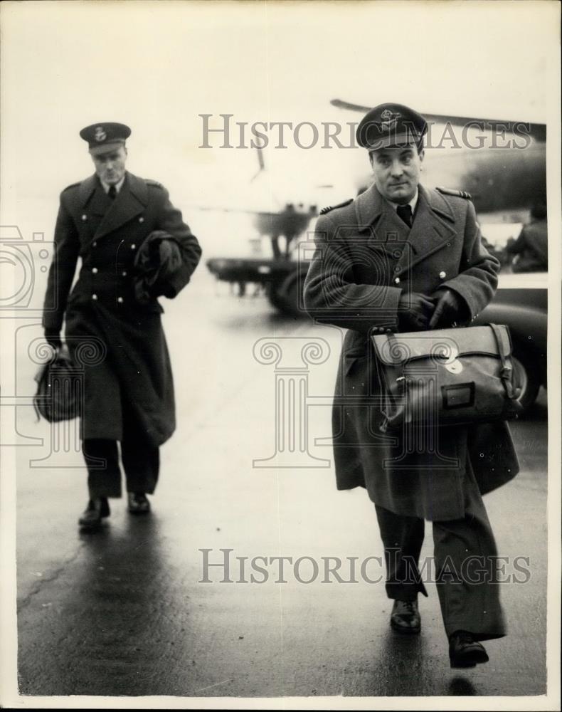 1955 Press Photo Two Royal Air Force officers - Historic Images