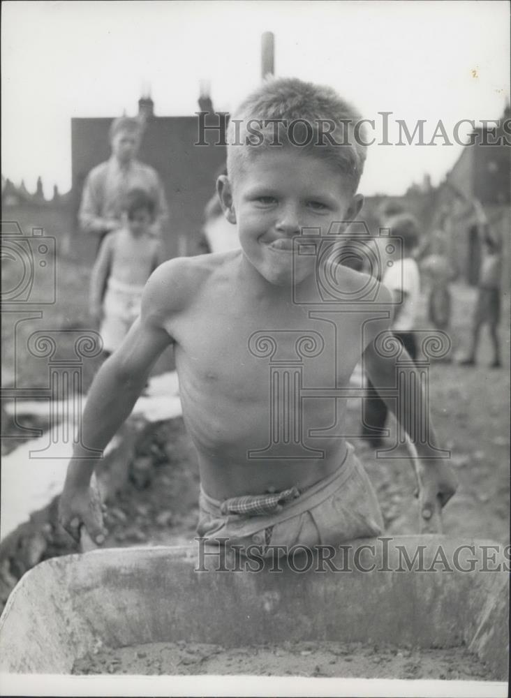 Press Photo Billy Martinelli with wheelbarrow full of dirt - Historic Images