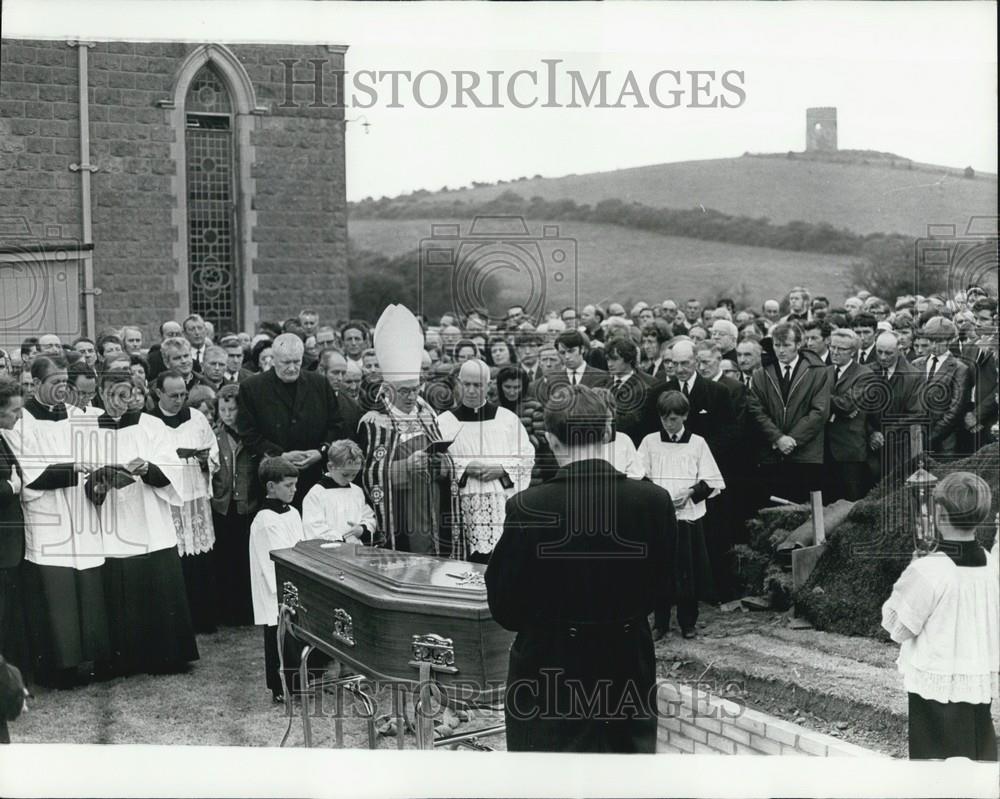 1971 Press Photo funeral of Father Hugh Mullan - Historic Images