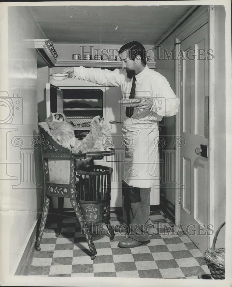 1953 Press Photo Mr. Micheal Selby Boarding House - for Dogs - in Surrey - Historic Images