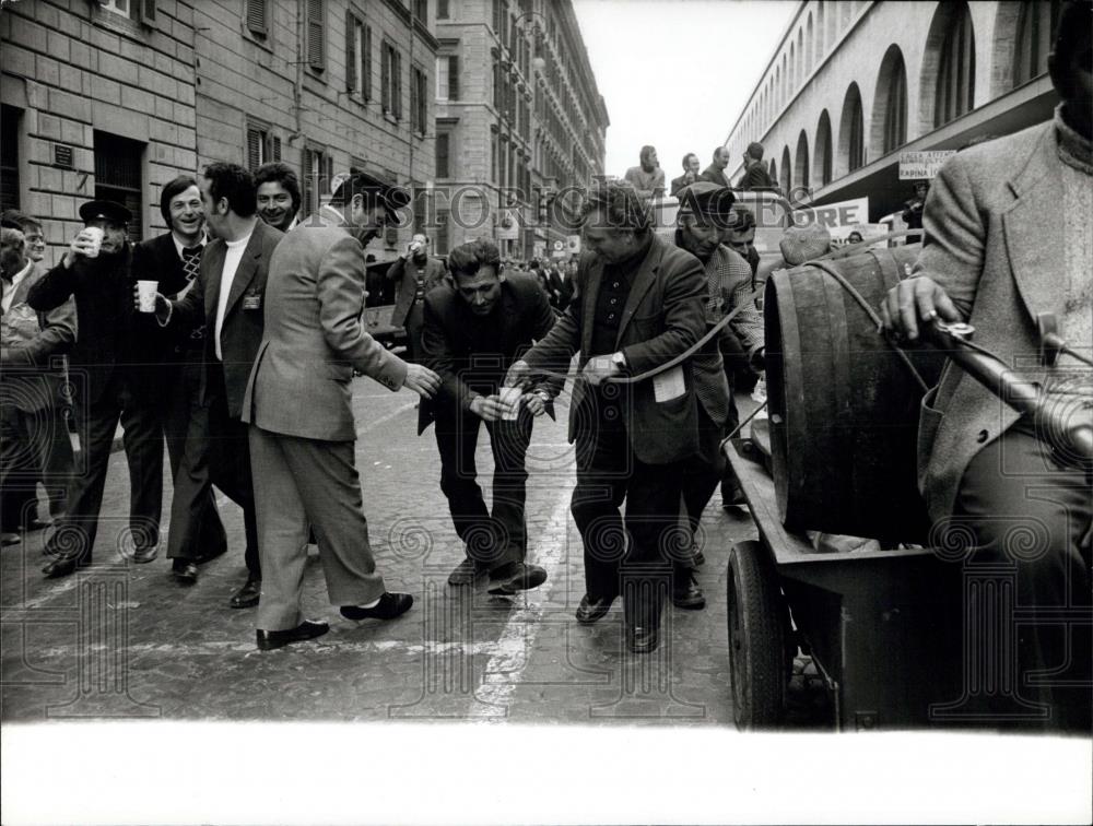 Press Photo A group of Viticulturists demonstrated about wine imports - Historic Images