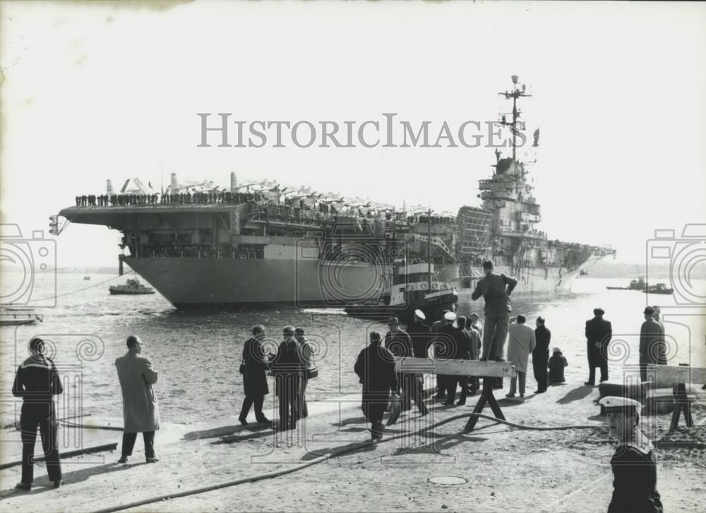 1962 Press Photo the American aircraft carrier &quot;Wasp&quot; arriving Kiel harbor - Historic Images