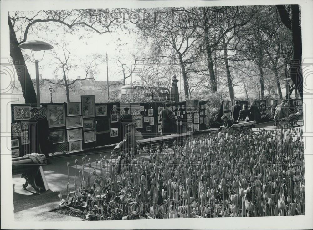 1959 Press Photo Annual Display Of Paintings At Victoria Embankment Gardens - Historic Images