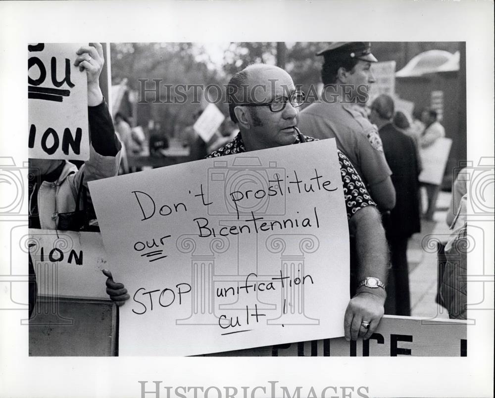 Press Photo Man Holding Protest Sign Unification Bicentennial Celebration - Historic Images