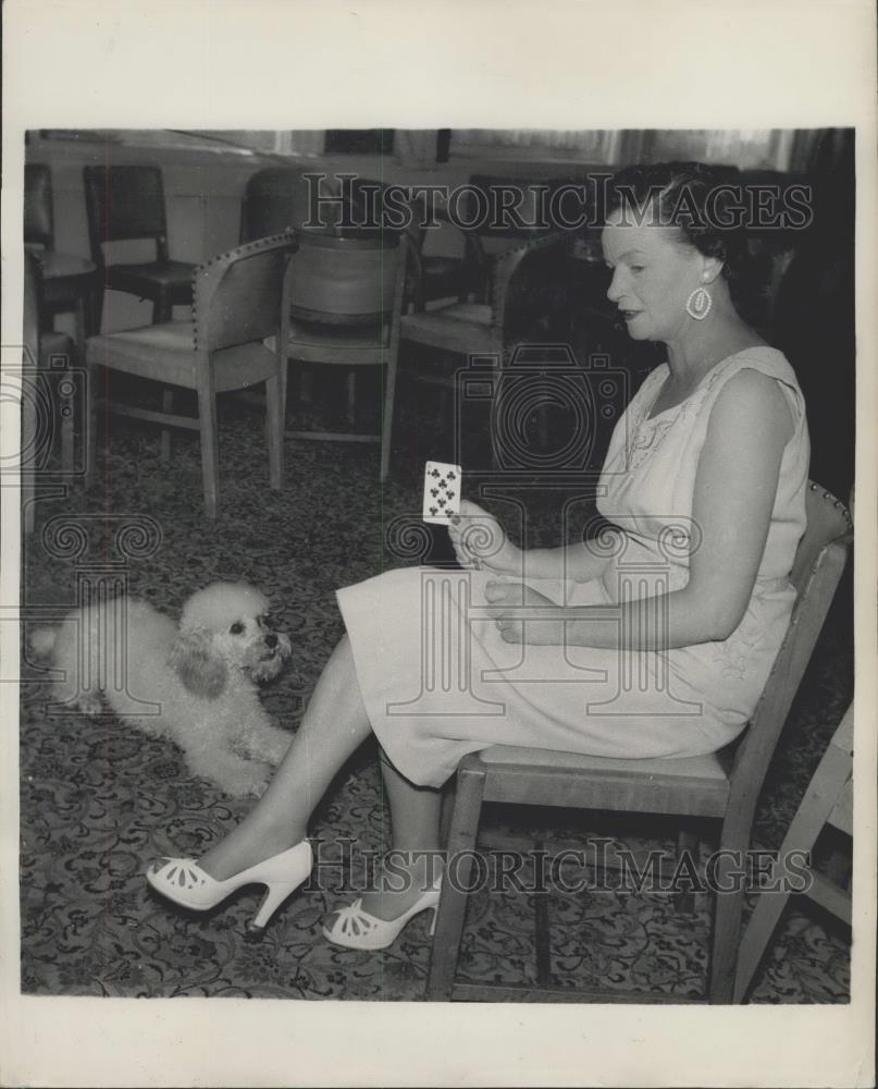 Press Photo Mrs. Marjorie Pook and &quot;Guppi&quot; the poodle - Historic Images