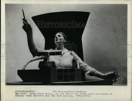 1976 Press Photo Lorna Clare Kelley 1st Woman Auctioneer Sotteby Parke Barnet's - Historic Images