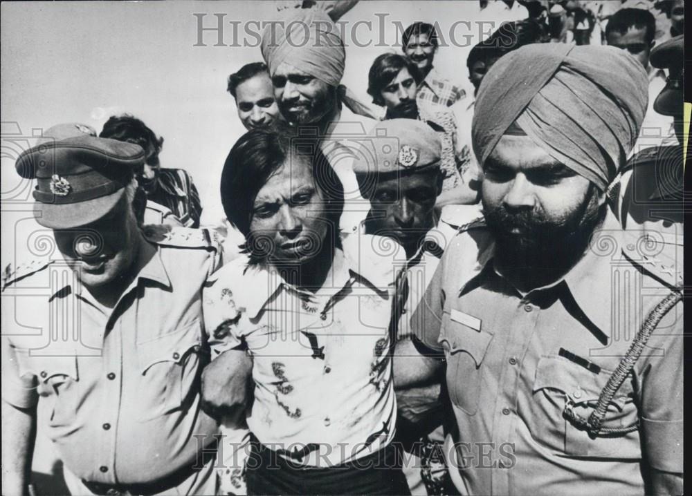 1980 Press Photo Man who throw a knife at Mrs. Gandhi in custody - Historic Images