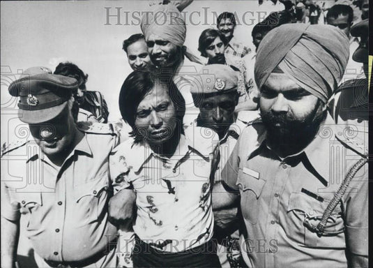1980 Press Photo Man who throw a knife at Mrs. Gandhi in custody - Historic Images