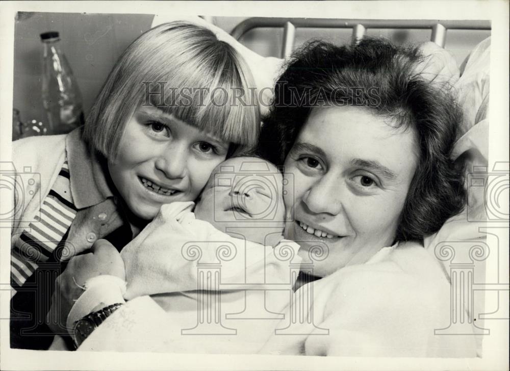 1958 Press Photo Hungarian stowaway wife has a baby boy Mrs. Julia Farkas - Historic Images