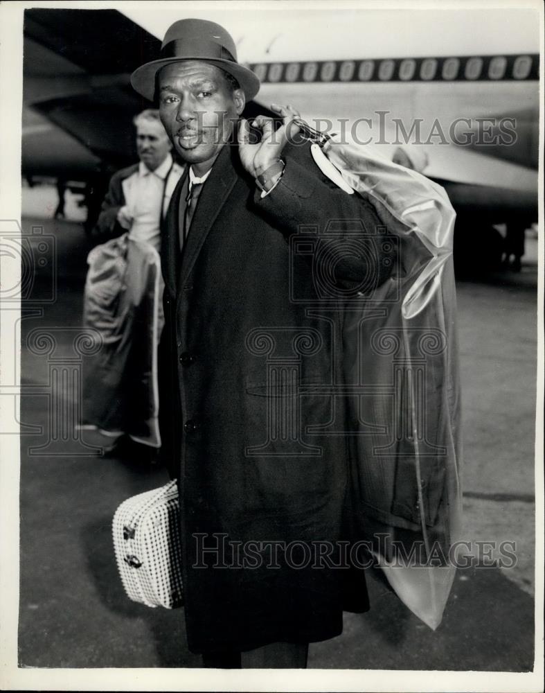 1961 Press Photo World Champion Joe Brown arrives For Bout With Dave Charney - Historic Images