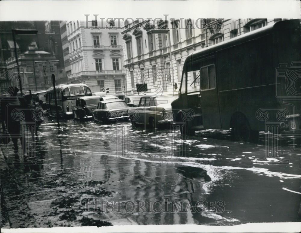 1965 Press Photo Traffic jam caused by flooding in Knightsbridge - Historic Images