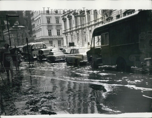 1965 Press Photo Traffic jam caused by flooding in Knightsbridge - Historic Images