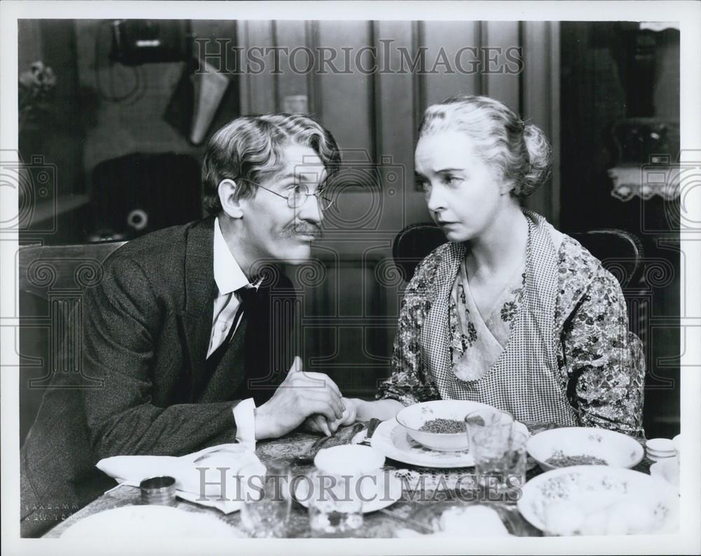 Press Photo older couple eating a meal and holding hands - Historic Images