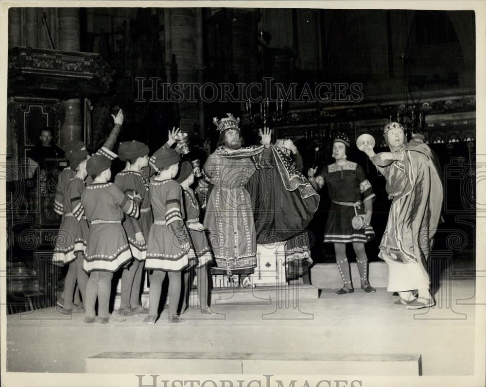 1960 Press Photo Rehearsal for Westminster Abbey play - Historic Images