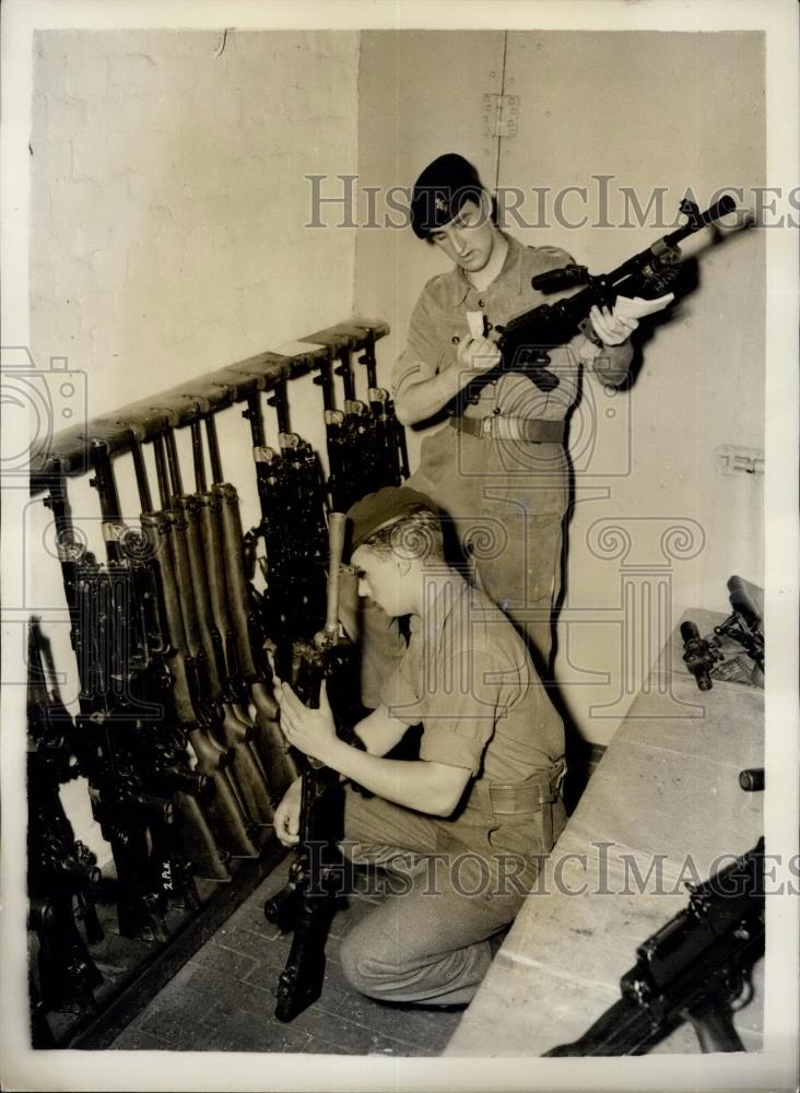 1956 Press Photo PTE. John Bailey&amp;L/CPL.John Graham with weapons - Historic Images