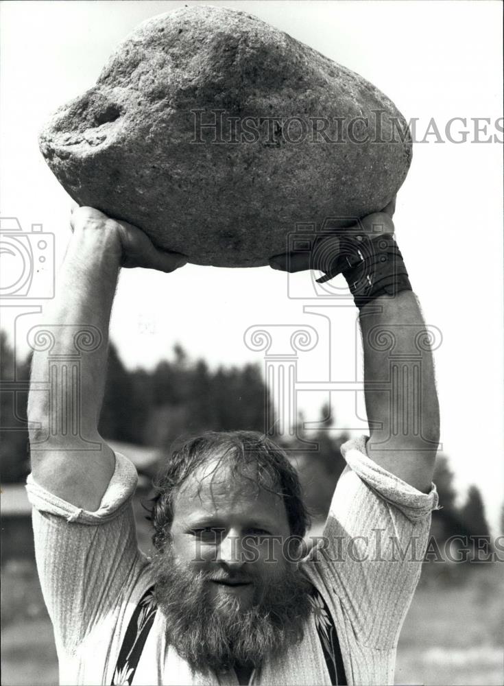 1989 Press Photo Swiss Sepp Ambauen set a new record in casting the stone - Historic Images