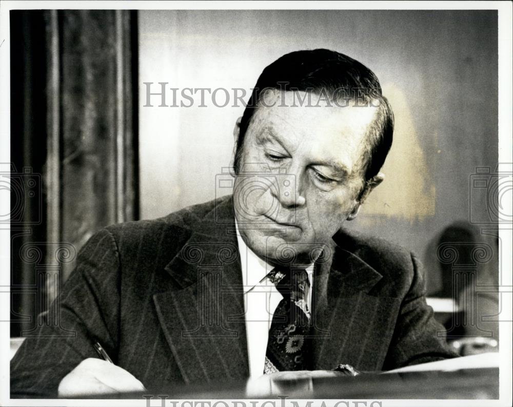 1973 Press Photo Senator Howard Cannon Takes Notes During Gerald Ford Testimony - Historic Images