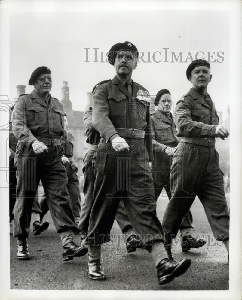 1955 Press Photo Sir Arthur Dowler marches as a private with the 9th Surrey - Historic Images