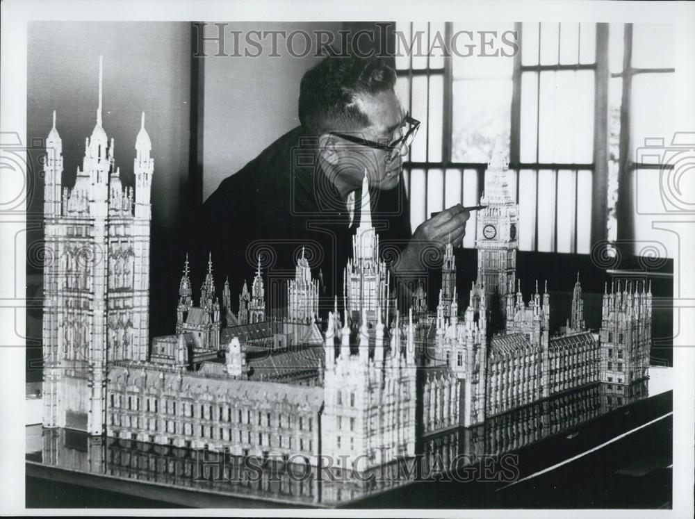 Press Photo Kiyoshi Yamamoto&#39;s Miniature Of London&#39;s Houses Of Parliament - Historic Images