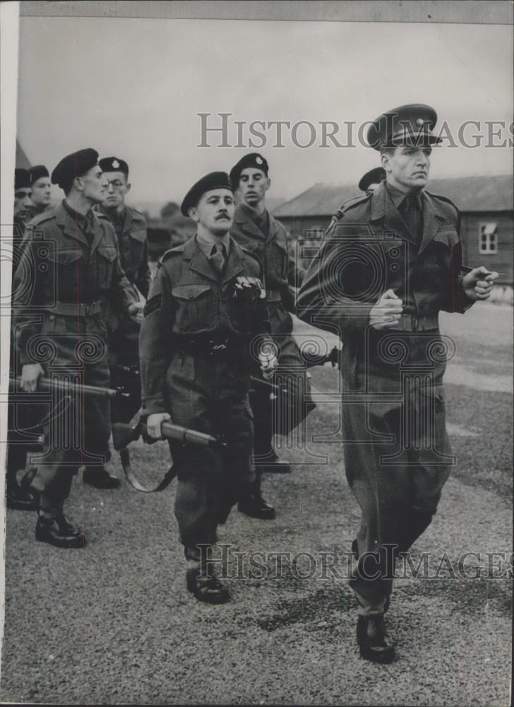 1950 Press Photo Lieut. Eden Leads His Detachment King&#39;s Royal Rifle Corps - Historic Images