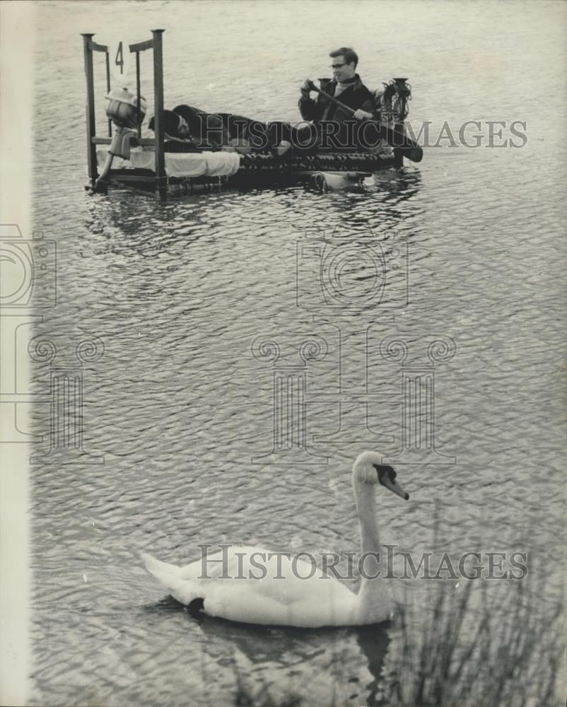 1966 Press Photo Edward Perrott &amp;Richard Frenkel row a bed past a swan - Historic Images