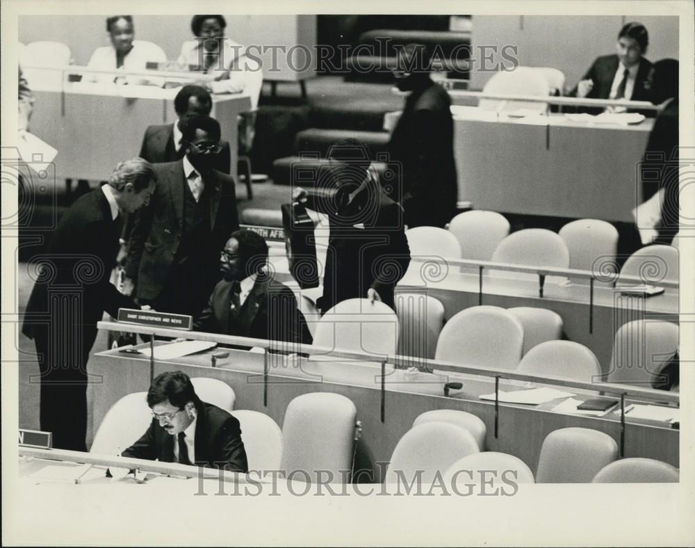 Press Photo Representatives Confer At An International Organization - Historic Images