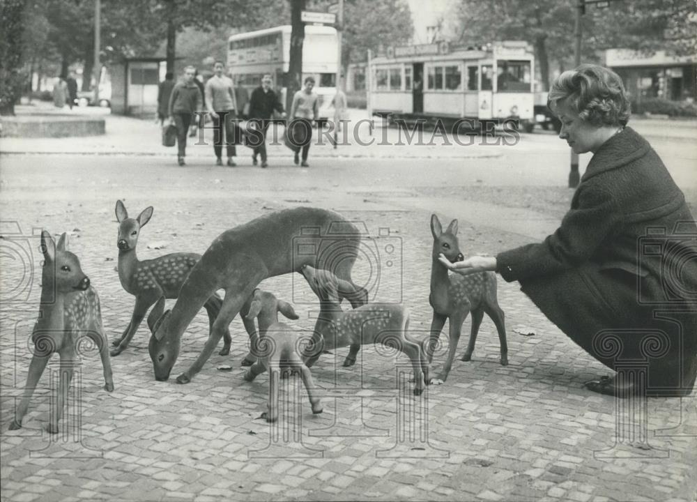 1962 Press Photo Plastic deer and lady in Berlin - Historic Images