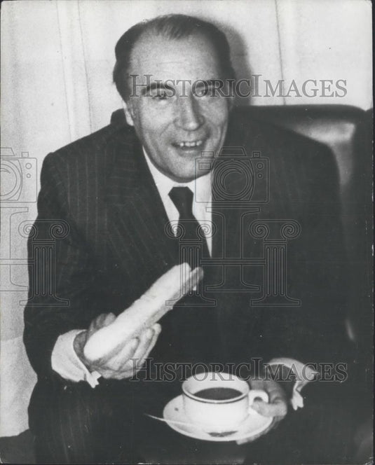 Press Photo Eating a baguette - Historic Images
