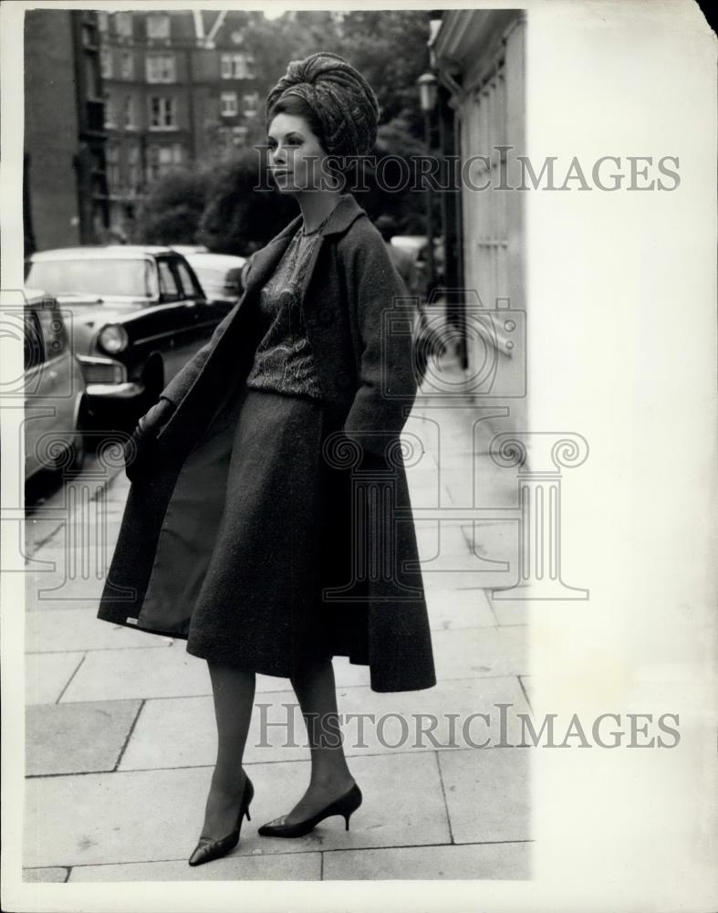 1962 Press Photo Sarah Hamilton wears a matching skirt with printed wool top o - Historic Images