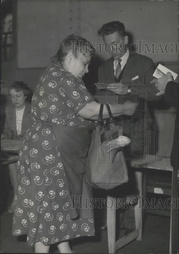 1953 Press Photo A housewife goes to vote in France - Historic Images