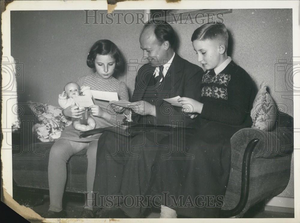 Press Photo Judge Karl Holzschuh with his Kids, Margit and Hans-Gunther - Historic Images