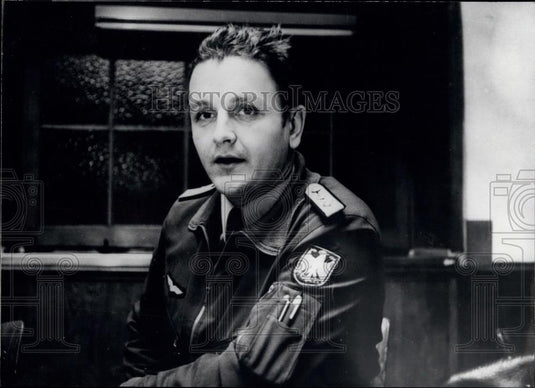 1971 Press Photo Officer Julius Cross Shot Man Stole Money From Cologne Bank - Historic Images