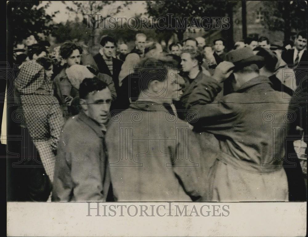 1950 Press Photo A Parson offers prayers at the pithead - after the disaster - Historic Images