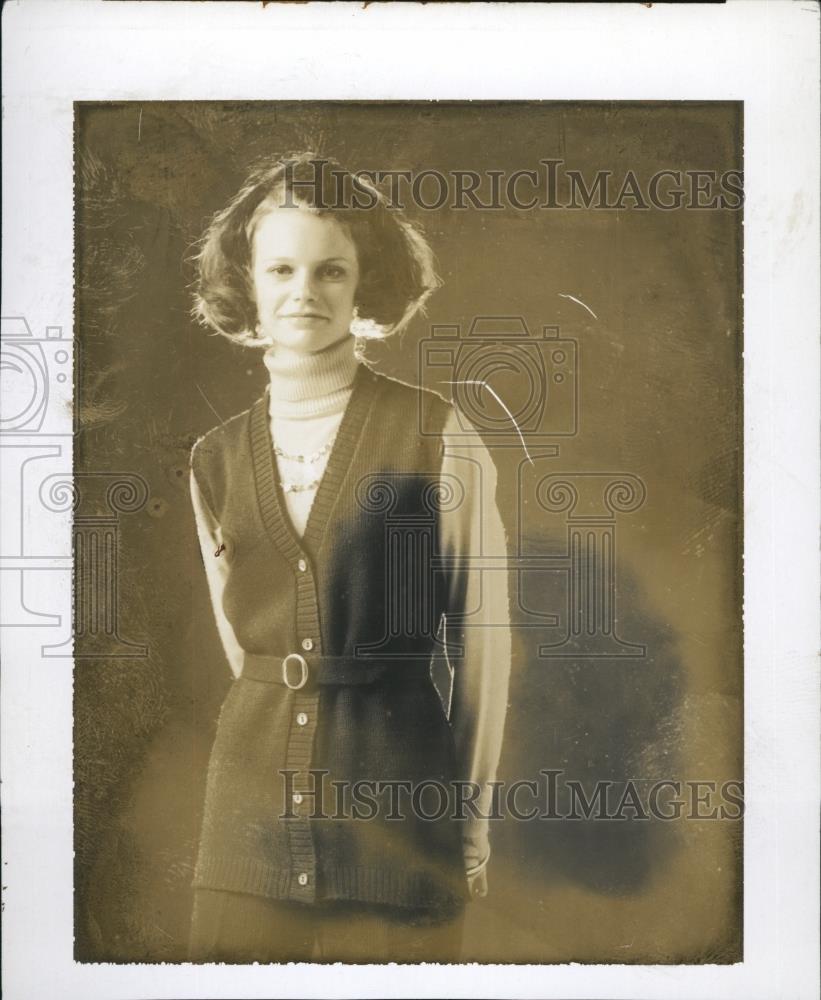 Press Photo Woman Wearing Vest - Historic Images