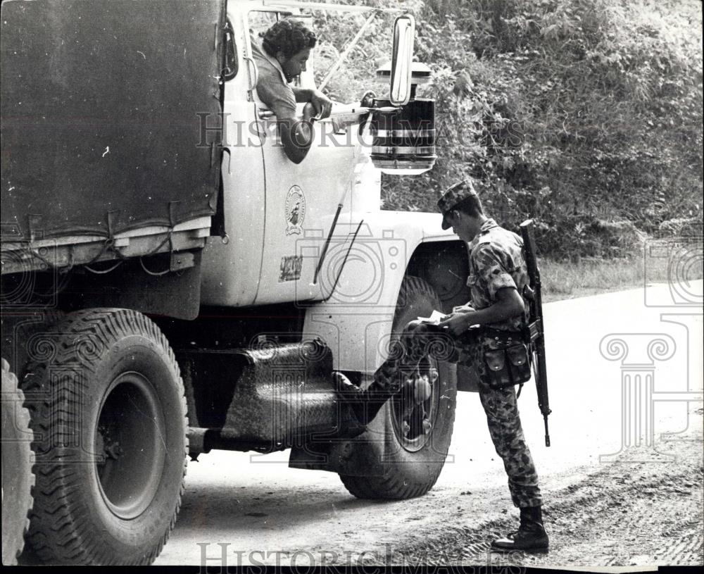 Press Photo Coffee Growing In Colombian Provinces - Historic Images