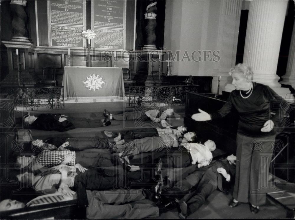 1977 Press Photo City workers rest at Church of Mary Woolnoth - Historic Images