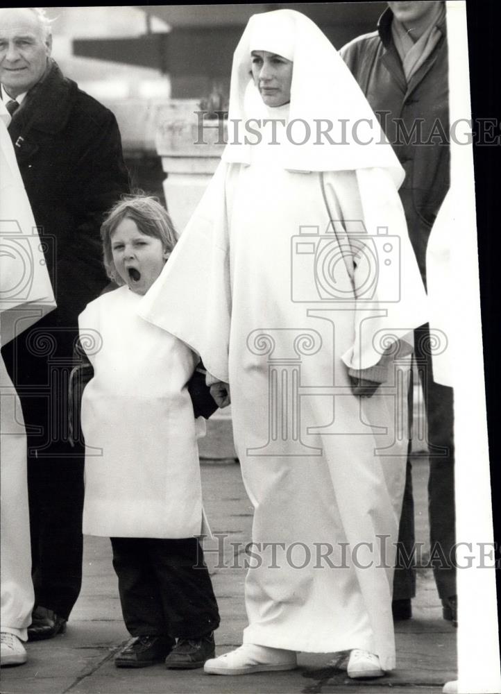 1980 Press Photo Druids form a circle for Spring Equinox Ceremony - Historic Images