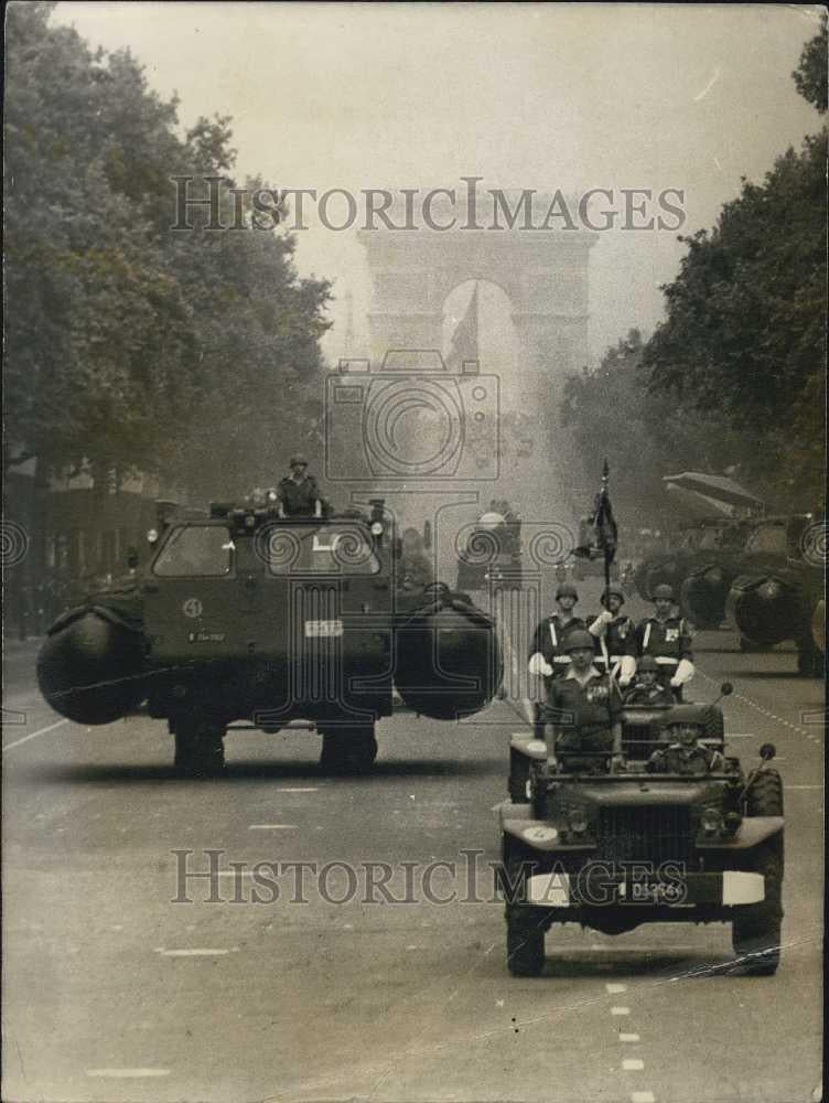 1973 Press Photo Parade Vehicles Crossing Champs Elysees Bastille Day Paris - Historic Images